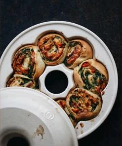 Emile Henry Unterteil Für Brotkranz-Backform Rund In Grand Cru -STÄDTER Shop Emile Henry Brotkranzbackform Spinatschnecken LD 2