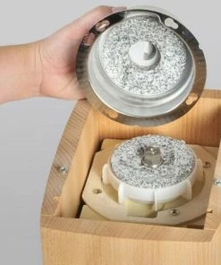 Titelseite -STÄDTER Shop Mahlsteine zeigen Hand